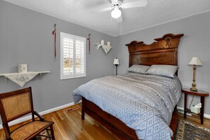 The Master Bedroom with a Queen Bed and Antique furniture to give you that Countryside Getaway Feeling.