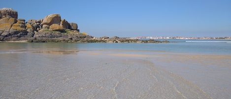 Playa de Vilar y el pueblo al fondo