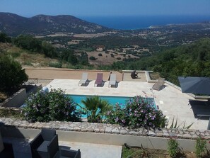 grande terrasse piscine à coté du terrain de pétanque
