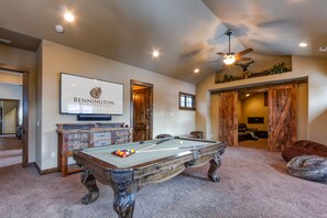 Upstairs Game Room w/Pool Table