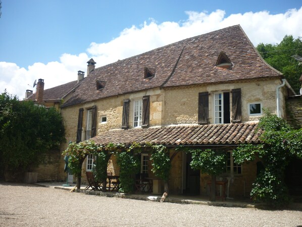 extérieure avec terrasse couverte/ portail sur côté entrée privée