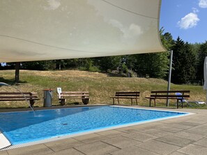 L'Eau, Piscine, Ciel, Bleu Azur, Ombre, Plante, Rectangle, Mobilier De Jardin, Nuage, Loisir