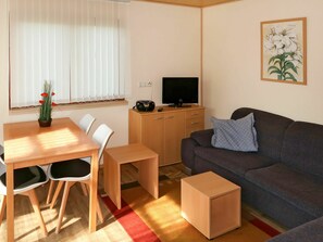 Meubles, Table, Canapé, Confort, Design Intérieur, Éclairage, Salon, Bois, Plante D'Appartement, Sol
