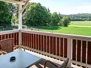 Tabelle, Eigentum, Möbel, Himmel, Grün, Baum, Veranda, Holz, Zaun, Gartenmöbel