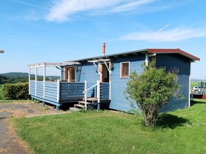 Himmel, Wolke, Pflanze, Fenster, Gebäude, Tür, Grundstueck, Holz, Natürliche Landschaft, Hütte