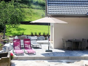 Plante, Bâtiment, Ombre, Mobilier De Jardin, Chaise, Architecture, Surface De La Route, Zone Résidentielle, Mur, Arbre