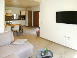 Propriété, Blanc, Bâtiment, Canapé, Confort, Architecture, Salon, Sol, Sol, Design Intérieur