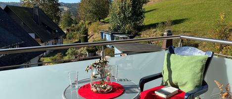 Table, Plant, Sky, Furniture, Property, Flowerpot, Chair, Nature, Green, Tree