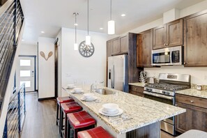 Gorgeous Kitchen Area With Bar/Dining Seating For 4 People