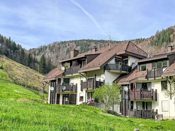 Wolke, Himmel, Pflanze, Gebäude, Eigentum, Berg, Baum, Haus, Natürliche Landschaft, Grundstueck