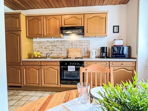 Countertop, Cabinetry, Furniture, Property, Kitchen, Kitchen Appliance, Kitchen Stove, Home Appliance, Wood, Plant