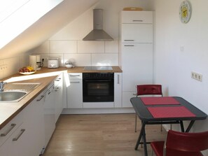 Zimmer, Eigentum, Küche, Möbel, Countertop, Herd, Gebäude, Fussboden, Interior Design, Cabinetry