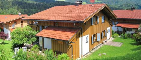 Himmel, Pflanze, Gebäude, Eigentum, Fenster, Natürliche Landschaft, Haus, Baum, Grundstueck, Die Architektur