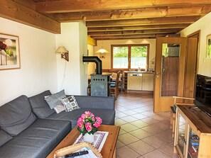 Möbel, Eigentum, Tabelle, Cabinetry, Couch, Interior Design, Wohnzimmer, Fenster, Holz, Bilderrahmen