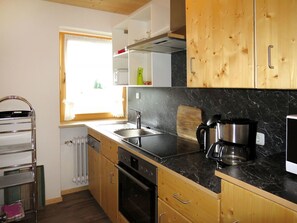 Countertop, Küche, Cabinetry, Zimmer, Eigentum, Möbel, Sinken, Gelb, Haus, Gebäude