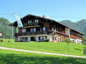 Pflanze, Himmel, Gebäude, Fenster, Baum, Haus, Grundstueck, Steigung, Berg, Gras