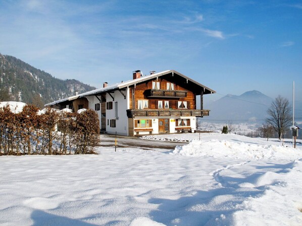 Himmel, Wolke, Schnee, Berg, Gebäude, Fenster, Steigung, Baum, Haus, Einfrieren