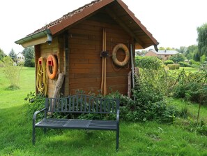 Pflanze, Himmel, Grün, Gebäude, Außenbank, Holz, Grundstueck, Hütte, Baum, Tür