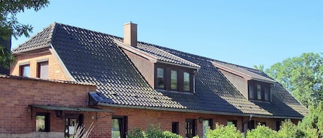 Plante, Bygning, Himmel, Ejendom, Vindue, Træ, Hus, Land Lot, Sommerhus