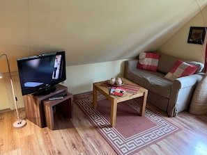 Tabelle, Möbel, Couch, Fernsehen, Komfort, Holz, Gebäude, Fernsehgerät, Flooring, Wohnzimmer