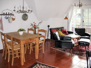 Room, Furniture, Property, Dining Room, Floor, Interior Design, Table, Building, Wall, Wood Flooring