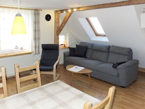 Zimmer, Möbel, Eigentum, Wohnzimmer, Interior Design, Fussboden, Gebäude, Haus, Grundeigentum, Tabelle