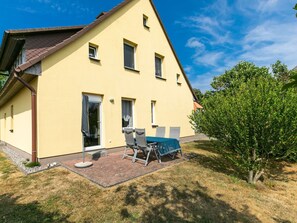 Himmel, Gebäude, Pflanze, Fenster, Wolke, Haus, Schatten, Grundstueck, Hütte, Grundeigentum