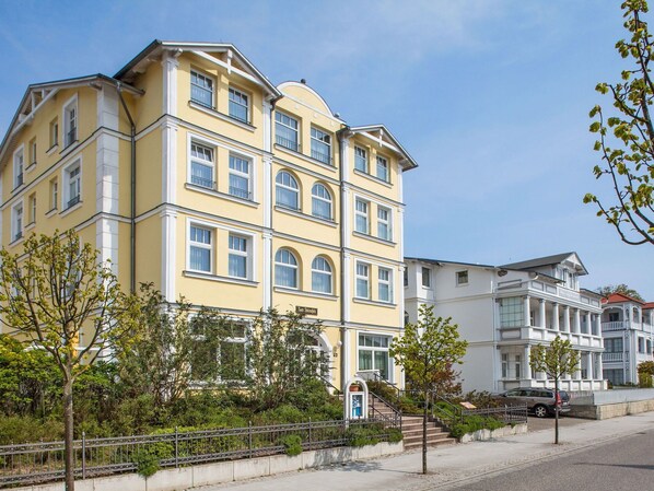 Residential Area, Building, Property, Neighbourhood, Architecture, House, Real Estate, Mixed-Use, Condominium, Apartment