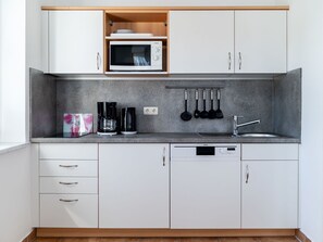 Cabinetry, Countertop, Spüle, Sinken, Küche, Zapfhahn, Herd, Küchengerät, Holz, Interior Design