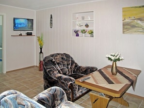 Room, Property, Living Room, Furniture, Interior Design, Floor, Table, House, Real Estate, Building