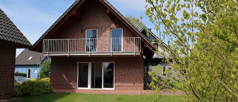 Pflanze, Wolke, Himmel, Gebäude, Fenster, Haus, Holz, Grundstueck, Baum, Gras