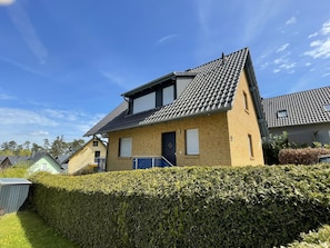 Himmel, Pflanze, Gebäude, Wolke, Eigentum, Fenster, Haus, Grundstueck, Vegetation, Hecke