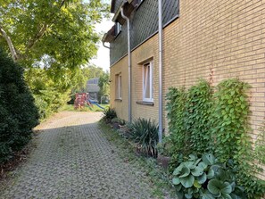 Pflanze, Gebäude, Strassenbelag, Fenster, Flooring, Nachbarschaft, Haus, Wohngebiet, Grundeigentum, Asphalt