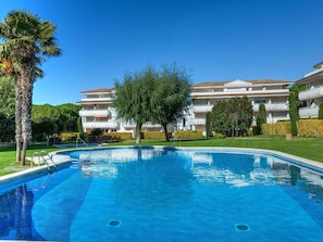 Agua, Cielo, Planta, Edificio, Tiempo De Día, Piscina, Azur, Árbol, Casa, Ventana