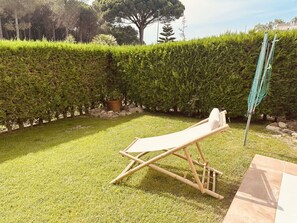 Garden, Outdoor Furniture, Lawn, Shade, Leisure, Landscaping, Backyard, Artificial Turf, Yard, Hedge