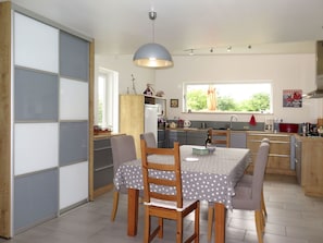 Zimmer, Möbel, Eigentum, Esszimmer, GebĂ€ude, Interior Design, KĂŒche, Fussboden, Haus, Tabelle