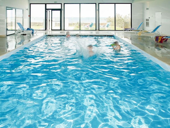 Water, Swimming Pool, Vertebrate, Azure, Leisure, Aqua, Recreation, Composite Material