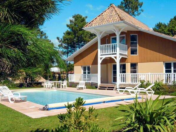 Plant, Water, Building, Sky, Property, Window, Azure, Swimming Pool, Tree, Shade