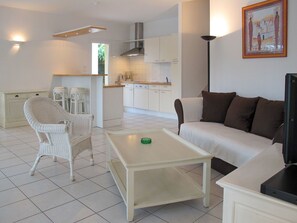 Pièce, Propriété, Meubles, Salon, Design Intérieur, Bâtiment, Table, Sol, Table Basse, Maison