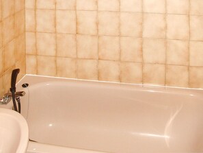 Marron, Baignoire, Luminaire Plomberie, Salle De Bains, Design Intérieur, Sol, Robinet, Mur, Sol