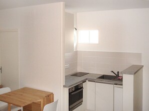 Cabinetry, Propriété, Comptoir, Bâtiment, Cuisinière, Evier, Cuisine, Bois, Fenêtre, Sol