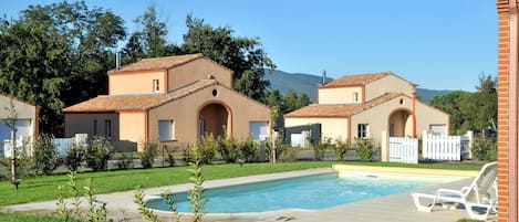 Plant, Water, Building, Sky, Property, Swimming Pool, Window, Azure, Tree, Chair