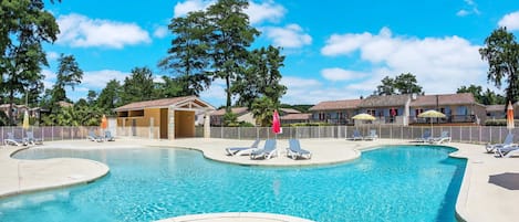 Water, Cloud, Sky, Blue, Swimming Pool, Tree, Building, Leisure, House, Aqua