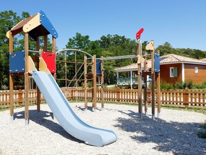 Himmel, Pflanze, Baum, Rutsche, Spielplatz, Spielplatz Rutsche, Freizeit, Schatten, Spielmittel, Fenster