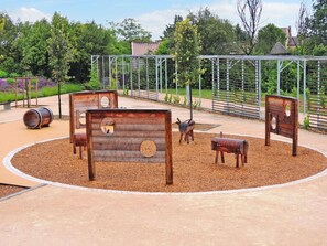 Pflanze, Himmel, Wolke, Baum, Schatten, Holz, Gartenmöbel, Die Architektur, Gras, Freizeit