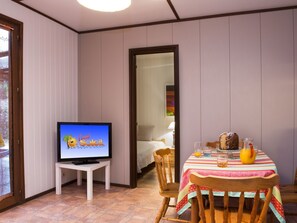 Zimmer, Interior Design, Möbel, Eigentum, Haus, Wohnzimmer, Decke, Gebäude, Tabelle, Wand