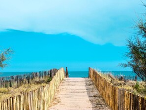 Sky, Cloud, Water Resources, Plant, Mountain, Nature, Natural Landscape, Azure, Natural Environment, Fence