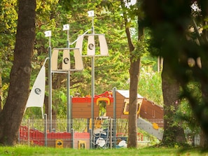 Baum, Spielmittel, Öffentlicher Raum, Menschliche Siedlung, Park, Spielplatz Rutsche, Erholung, Spielplatz, Schatten, Rutsche