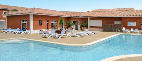 Acqua, Cielo, Proprietà, Costruzione, Piscina, Azzurro, Shade, Casa, Mobili Da Esterno, Sedia