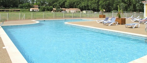 Wasser, Himmel, Eigentum, Pflanze, Schwimmbad, Azurblau, Schatten, Rechteck, Baum, Gartenmöbel